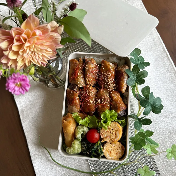 Snapdishの料理写真:9/30❤︎主人の茄子の豚肉巻き弁当🌱

＊茄子の豚肉巻き
＊桜海老たまご焼き
＊五目春巻き
＊ ちくわの磯辺揚げ
＊ほうれん草の胡麻和え|Makinsさん