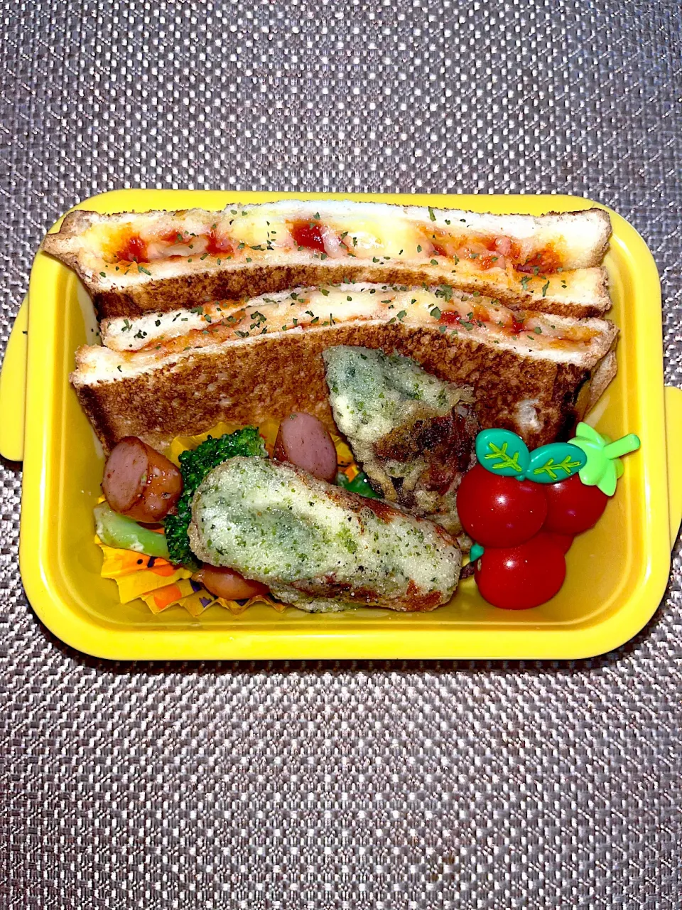 パンの日弁当！給食もパンなので。スライスチーズ切れてたんで急遽ふりかけるチーズを。あってよかったー。。#サンドイッチ弁当　#お弁当　#ちくわ|ズボラグータラ主婦さん