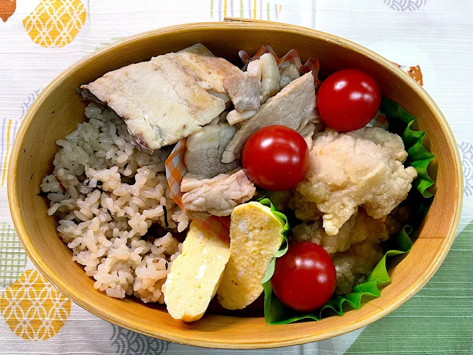 サバ煮、豚肉の生姜焼、唐揚、玉子焼のひじきご飯🍱|なお🅿️さん