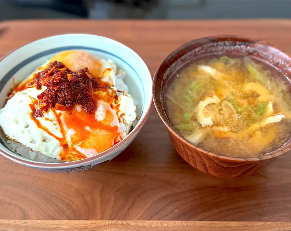 目玉焼き丼と味噌汁|流線形さん