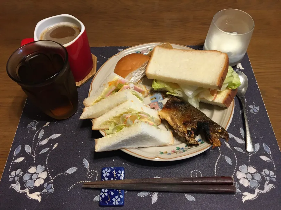 Snapdishの料理写真:サンドイッチ、マンゴークリームパン、稚内の真ほっけ焼き、沢庵、ホットコーヒー、麦茶、グラニュー糖入りヨーグルト(昼飯)|enarinさん