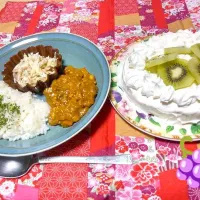 Snapdishの料理写真:生まれて初めてのケーキ作り。
カレーと同時進行で先程仕上がりました|りささん