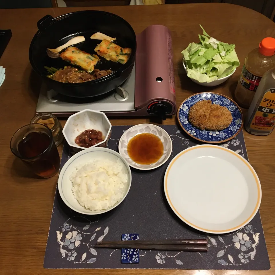 ご飯、南部鉄器の鉄鍋焼き(味付き牛バラカルビ肉＋ニンニクの芽、エリンギ、チヂミ)、バリバリキャベツ、コロッケ、メンチカツ、煮豆、沢庵、麦茶(夕飯)|enarinさん