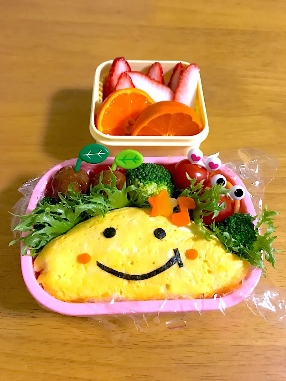 Snapdishの料理写真:ニコちゃんオムライス弁当|akkaさん