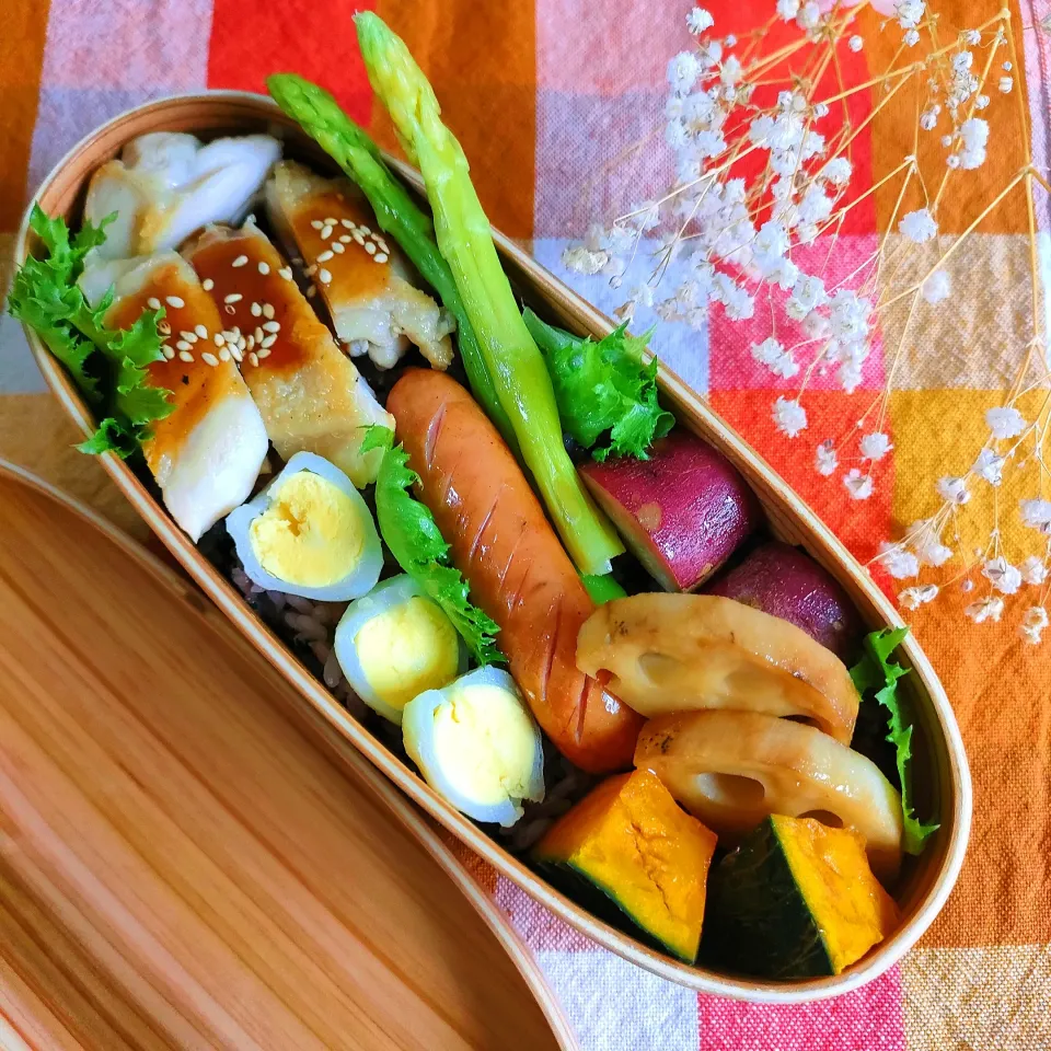 今日のわっぱご飯

鶏の照り焼き弁当
　アスパラ
　うずら玉子
　シャウエッセン

美味しくできました✨|ふかふかごはんさん