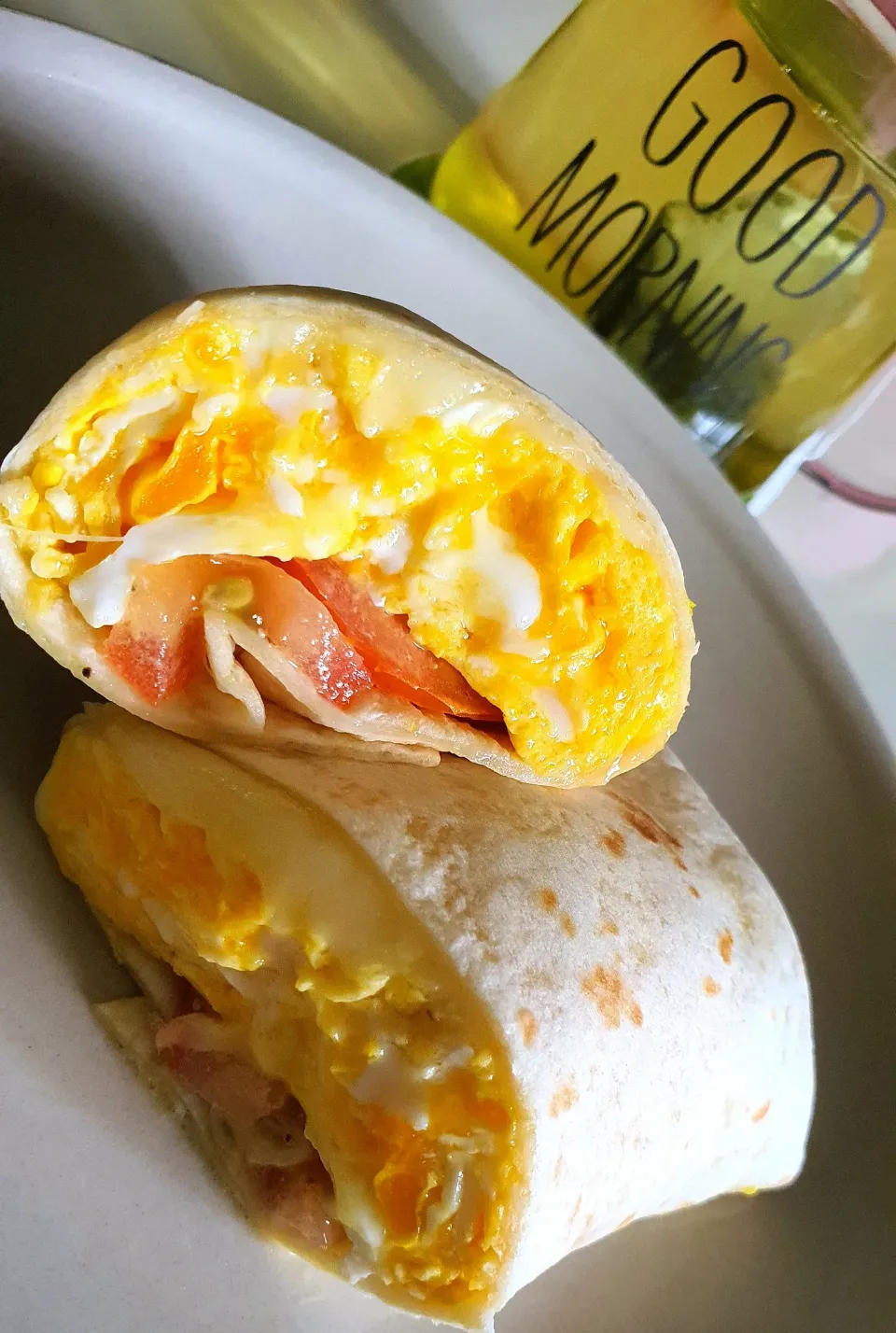 Good morning breakfast wrap : scrambled eggs garlic olive 🫒 oil mozzarella 🧀 black pepper + tomatoes 🍅 😋 with Japanese green tea 🍵...Just a simple breakfast 😋 |🌷lynnlicious🌷さん