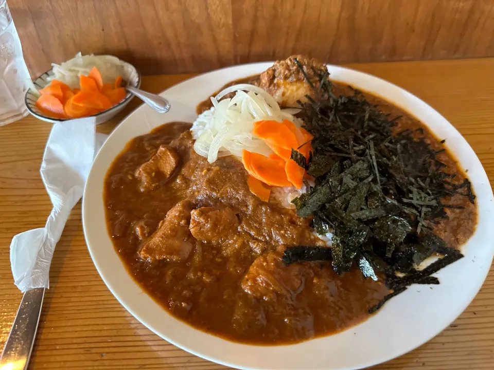 極辛キーマクラシックと大辛チキンのあいがけ🇹🇭🔥🌶️🍛味玉トッピング🥚ピクルスマシマシ🥒|buhizouさん