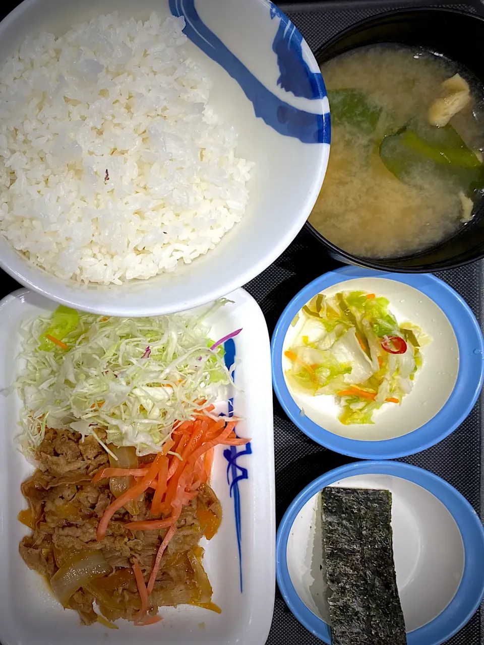 Snapdishの料理写真:松屋 得朝牛皿定食 390円|すくらんぶるえっぐさん