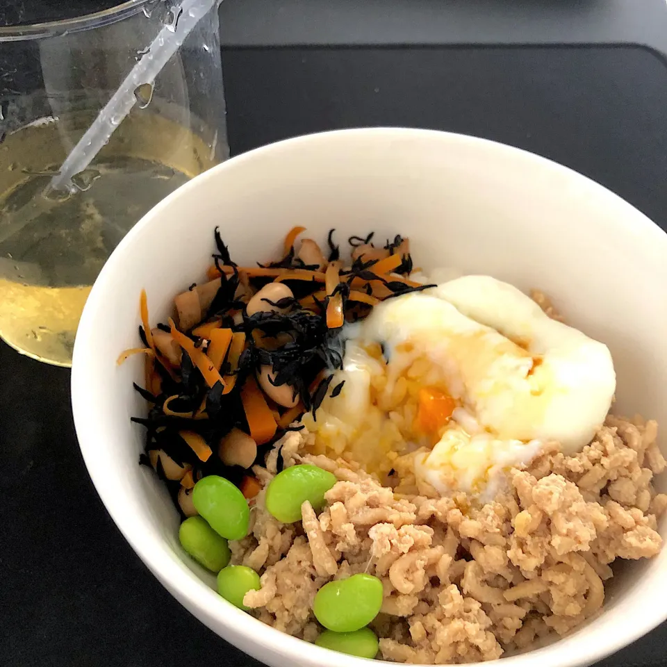 12:59 鶏そぼろ丼温玉のせ|へれ子さん