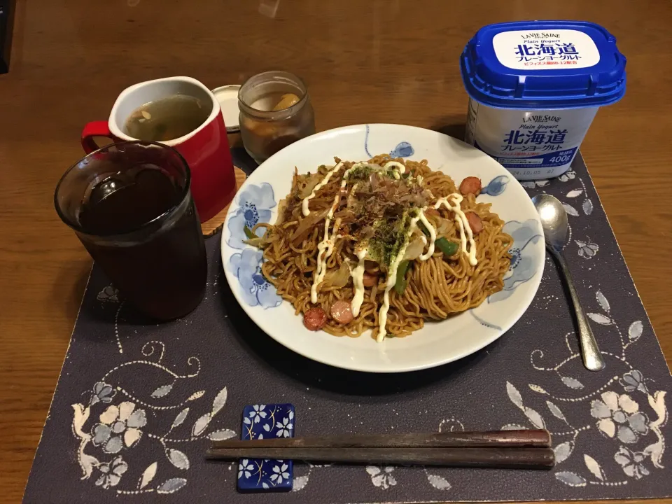 Snapdishの料理写真:大盛りソース焼きそば、沢庵、カットワカメ＆フライドレッドオニオン＆フライドガーリック入りタマネギスープ、リプトン水出しフルーツインティ(ピーチ＆ストロベリー＆マンゴー)、カシスジャム入りヨーグルト(昼飯)|enarinさん