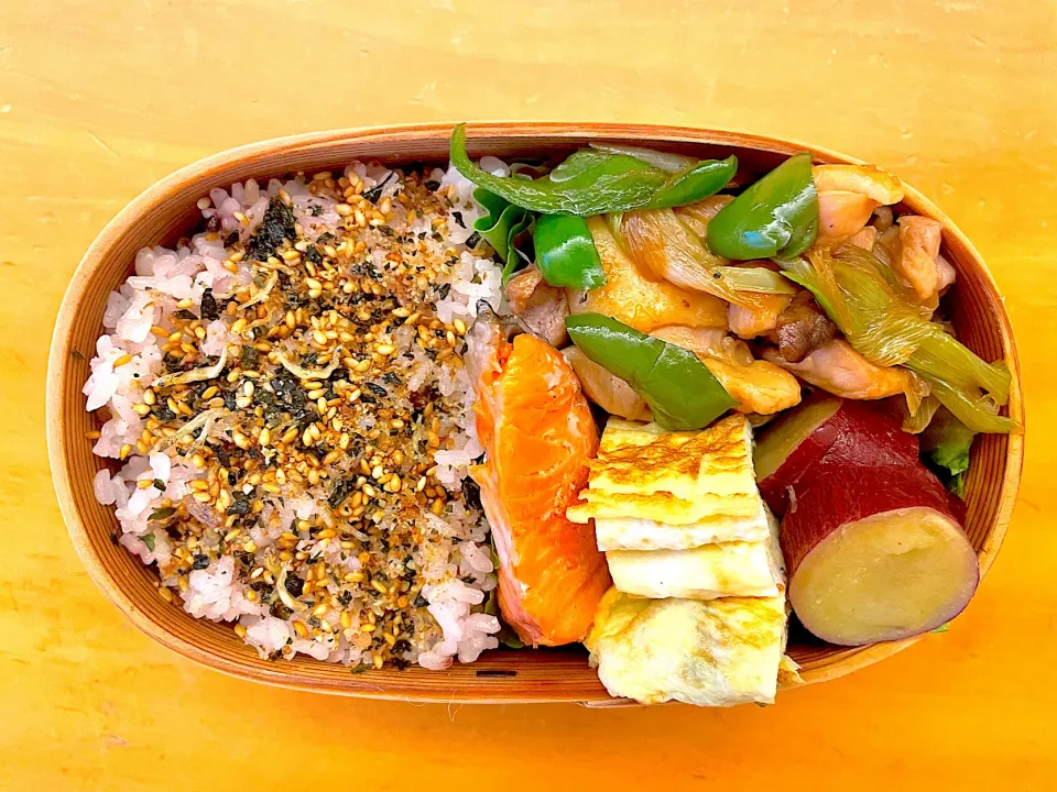 鶏肉の照り焼き、焼き鮭、サツマイモの甘露煮、シラスの卵焼き|あしゃみさん