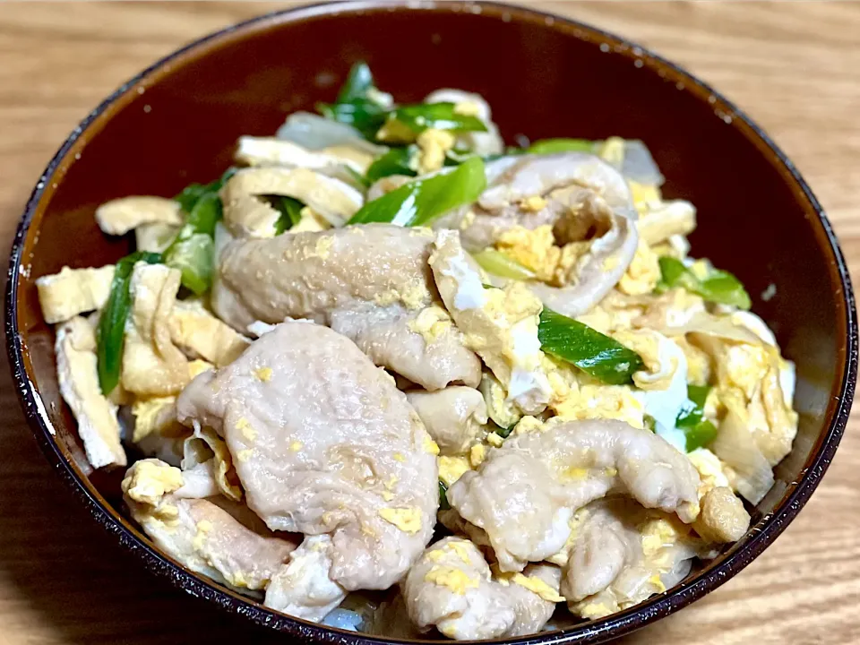 ☆鶏皮と長ねぎの卵とじ丼|まぁたんさん