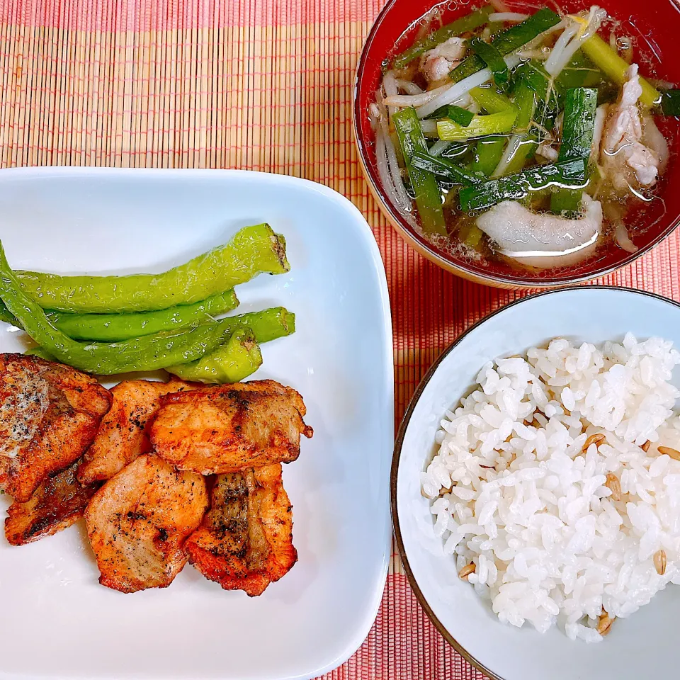 Snapdishの料理写真:鮭の唐揚げ♡豚肉ともやしとにらのスープ♡|まゆかさん