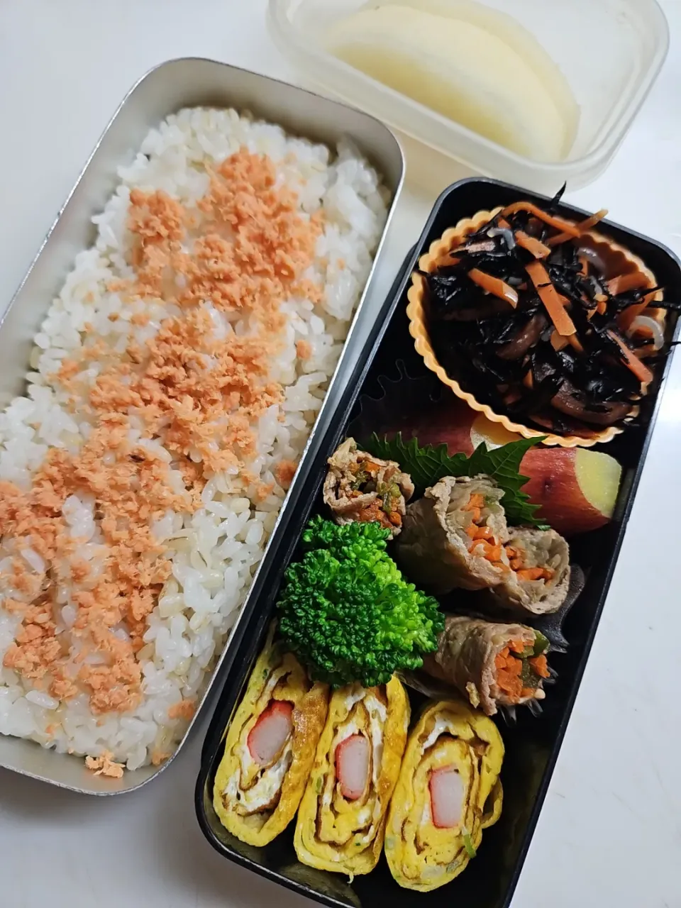 Snapdishの料理写真:☆高校生弁当☆鮭ごはん、ひじき煮物、薩摩芋レモン煮、野菜肉巻き、ブロッコリー、カニカマ卵焼き、梨|ｼｮｺﾗさん