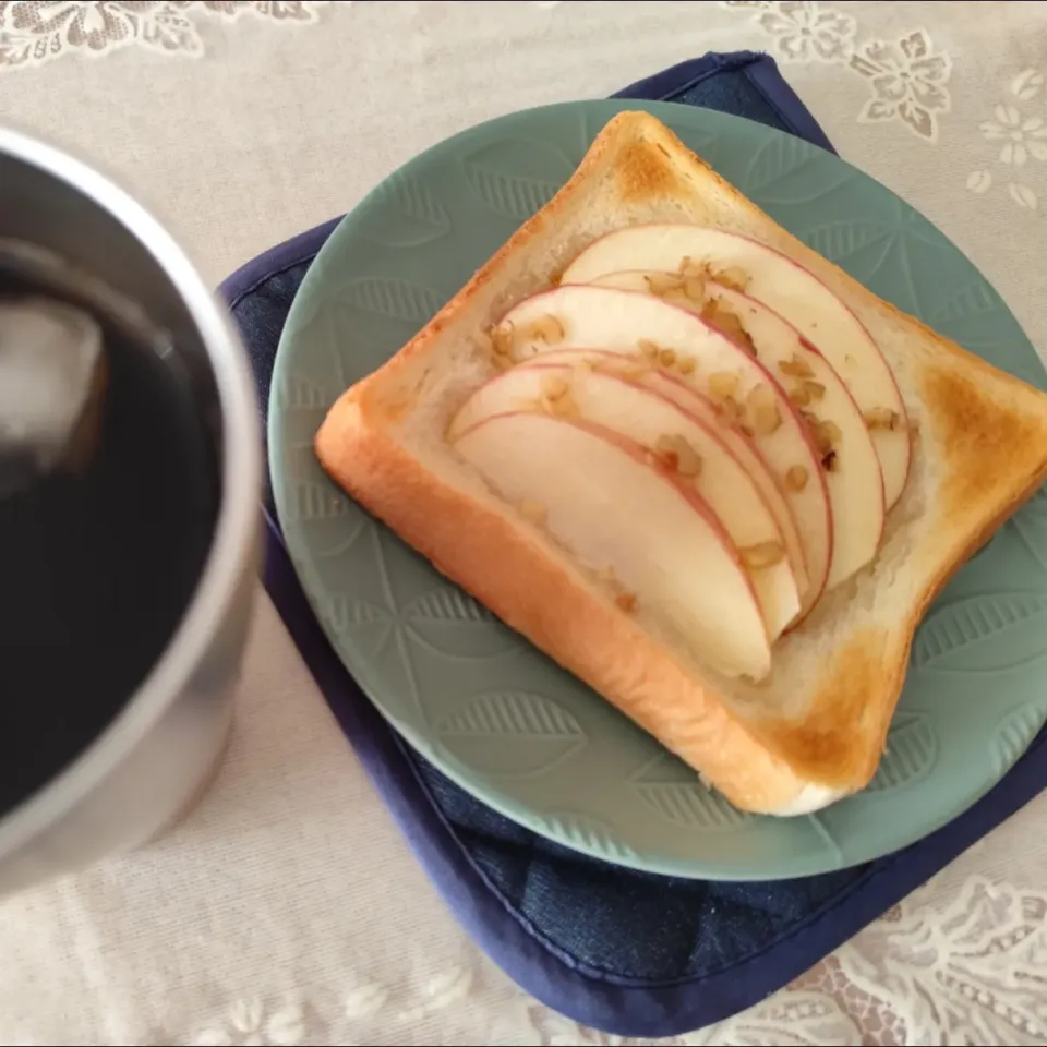 Snapdishの料理写真:蜂蜜りんごトースト胡桃がけ|m.rafuさん