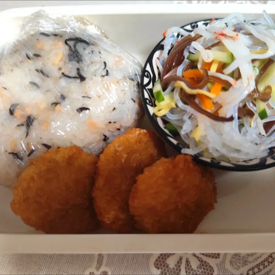 Snapdishの料理写真:あるもので。昼ごはん用弁当|m.rafuさん