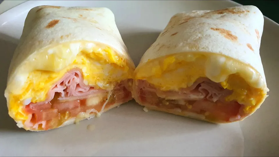 Good morning breakfast wrap with scrambled eggs black pepper ham tomatoes 🍅 mozzarella cheese 🧀 😋 🎀have a nice day! 🎀|🌷lynnlicious🌷さん