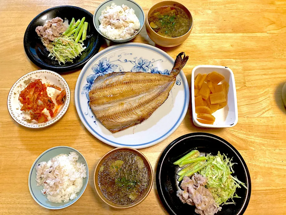 ホッケの開き、豚しゃぶサラダ、キムチ奴、ズッキーニとあかもくの熟甘お味噌汁、裸もち麦ご飯、糠漬けたくあん|さくたえさん