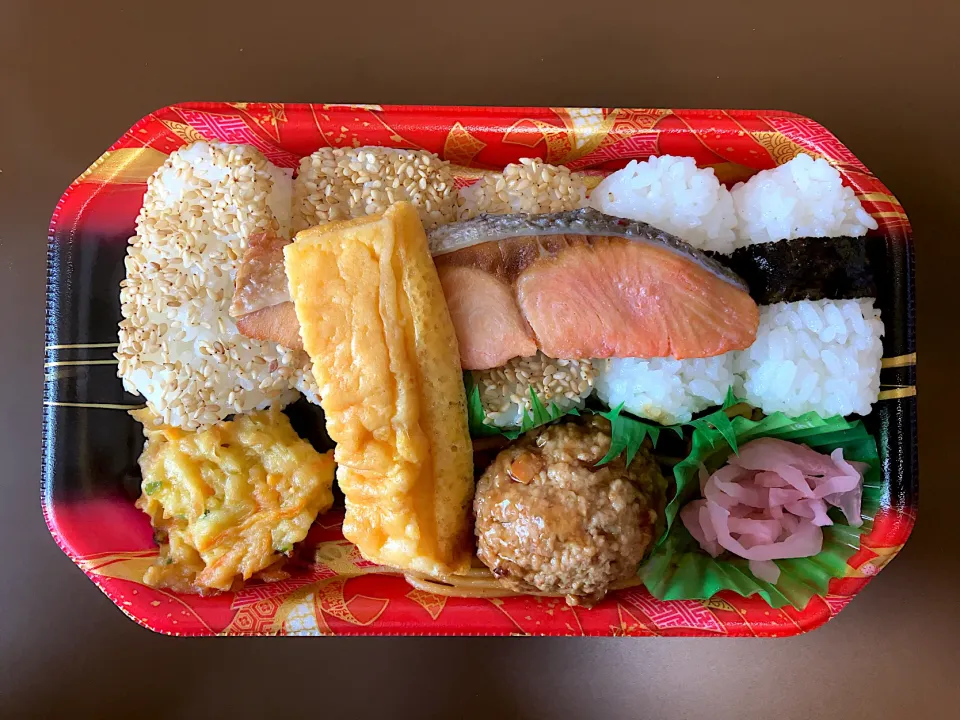 イオン 鮭と俵おにぎりのお弁当|ばーさんさん