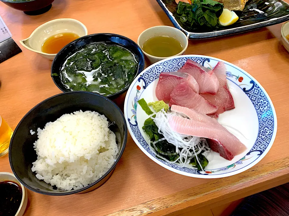 Snapdishの料理写真:ハマチ刺身定食|とみさんさん