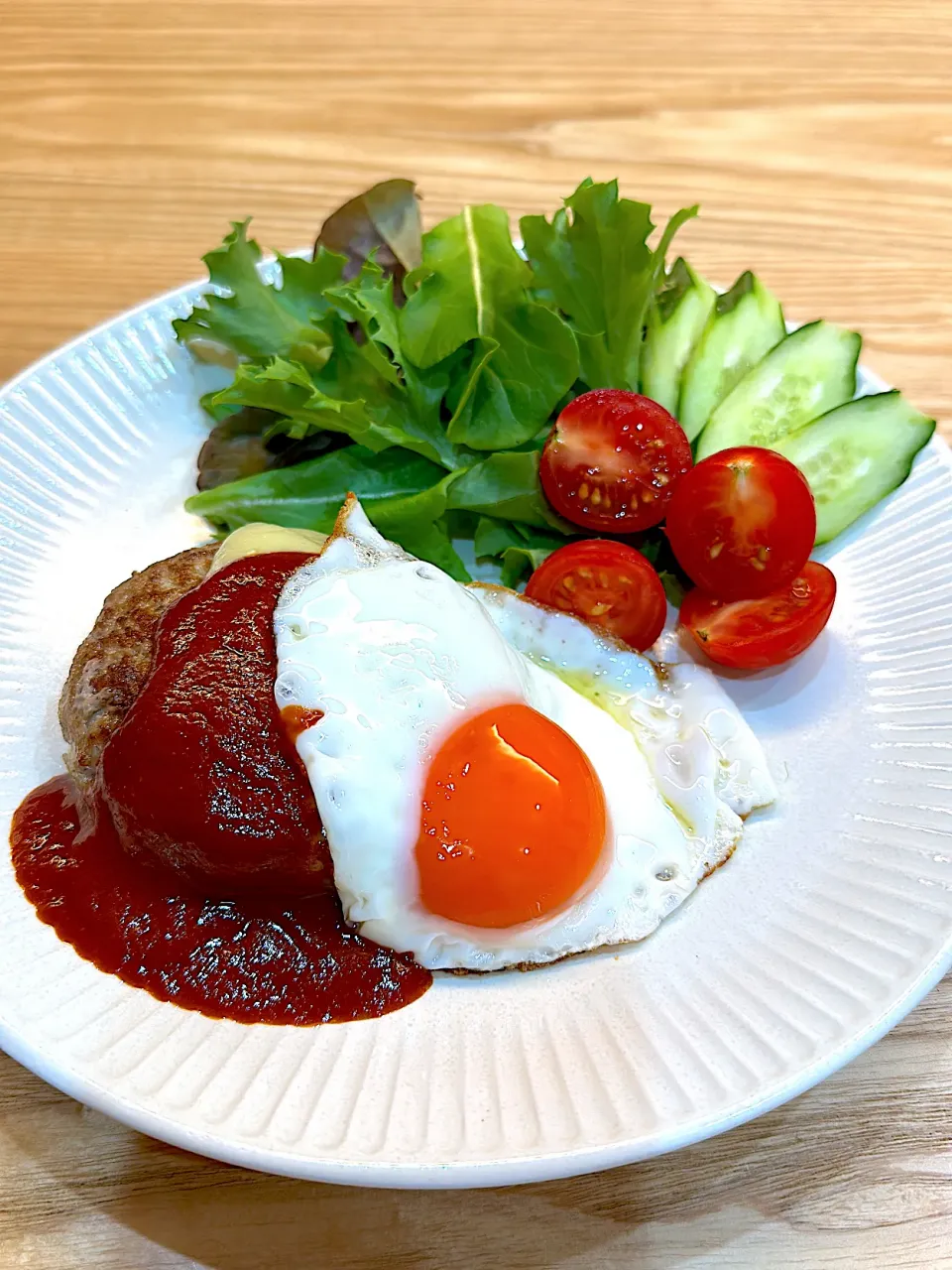 目玉焼きチーズ🧀ハンバーグ|akkaさん