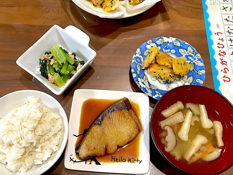 Snapdishの料理写真:ぶりの照り焼き　色々野菜の味噌汁　かぼちゃのごま天ぷら　小松菜とツナの和え物|おさむん17さん