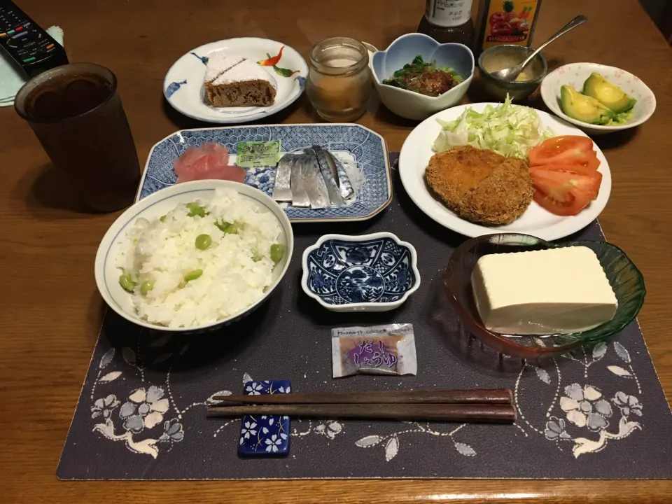 Snapdishの料理写真:宮野食品さんのしお豆を混ぜた豆ご飯、コロッケ、メンチカツ、トマト、千切りキャベツ、鮪切り落とし(めばちまぐろ、びんちょうまぐろ)、アボカド、〆さば、小松菜のお浸し、冷奴、沢庵、麦茶、チョコケーキ(夕飯)|enarinさん