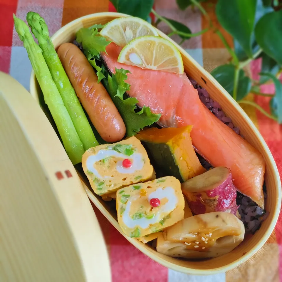 今日のわっぱご飯

鮭弁当
　鮭の塩焼き
　だし巻き玉子
　シャウエッセン

美味しくできました✨|ふかふかごはんさん