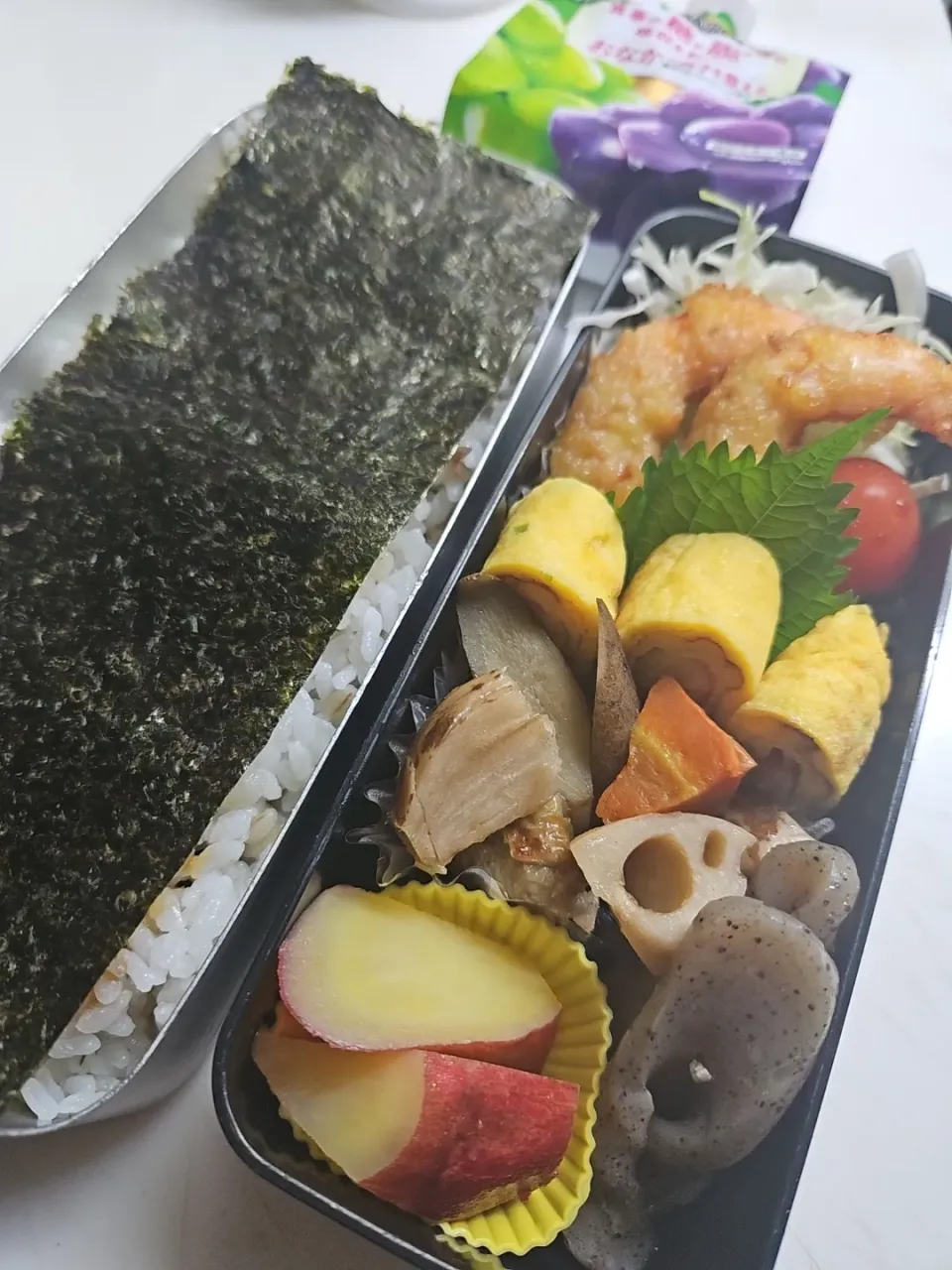 ☆高校生弁当☆2段オカカ海苔ごはん、キャベツ、海老フライ、ミニトマト、カニカマ卵焼き、筑前煮、薩摩芋レモン煮、ゼリー|ｼｮｺﾗさん