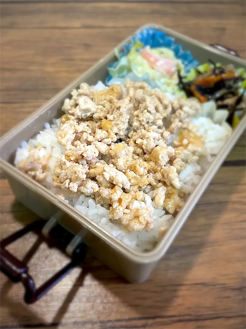 Snapdishの料理写真:レンジ鶏そぼろ弁当|家事専門とねななさん