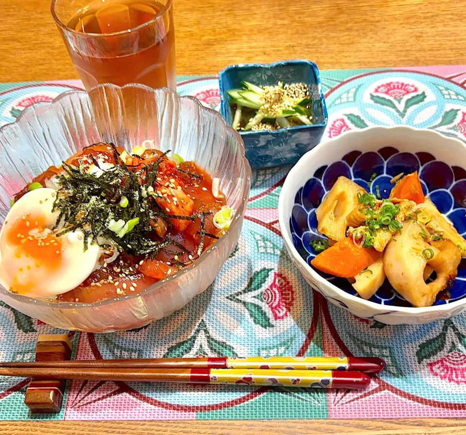 まぐろユッケ丼 レンコンの煮物 もずく酢|あつこさん