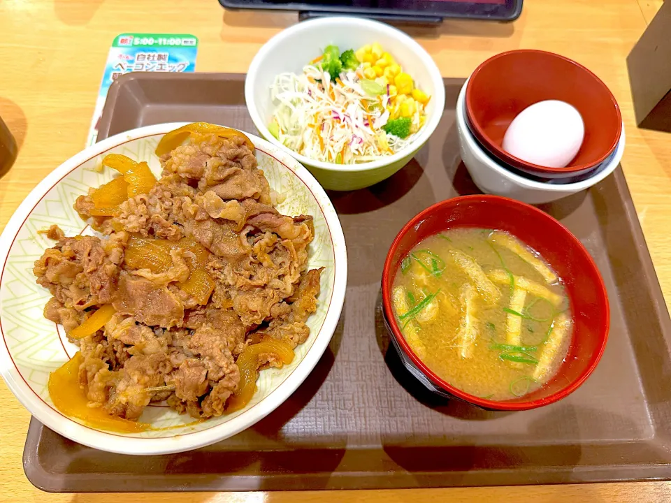 牛丼 中盛 サラダセット＋たまご|tkeakirさん