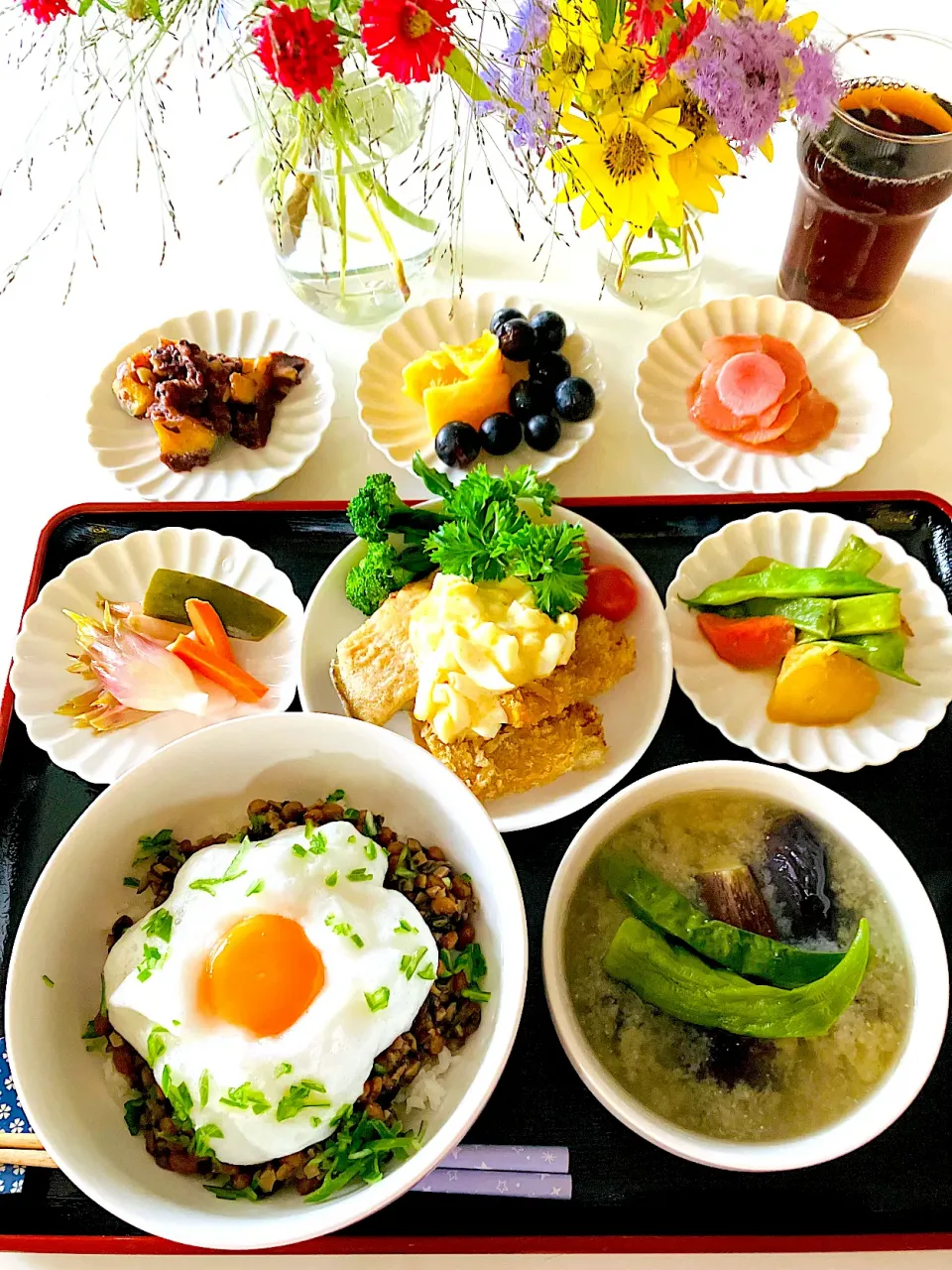 今日のメインは、黒豆納豆卵かけご飯、丸ごと茄子と南蛮味噌汁、カレイムニエルなどなど^ - ^ワクワクモーニングセットです^ ^|HAMI69さん