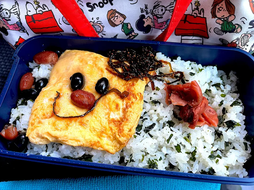 Snapdishの料理写真:#昼飯　豆と子持ち昆布の天パー顔チーズオムレツと梅と黒豆4個茶豆3個乗せ胡麻油風味ワカメ混ぜご飯弁当|ms903さん