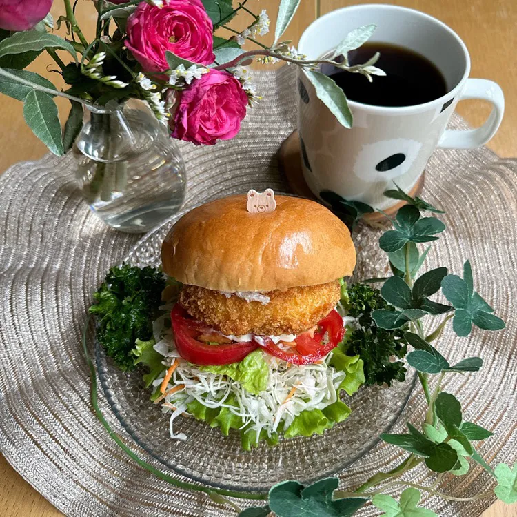 10/5❤︎べにズワイガニクリームコロッケバーガー🌱🍔

＊ バーガーバンズ
＊ 紅ズワイガニクリームコロッケ
＊ フリルレタス ＊コーンキャベツ＊トマト|Makinsさん