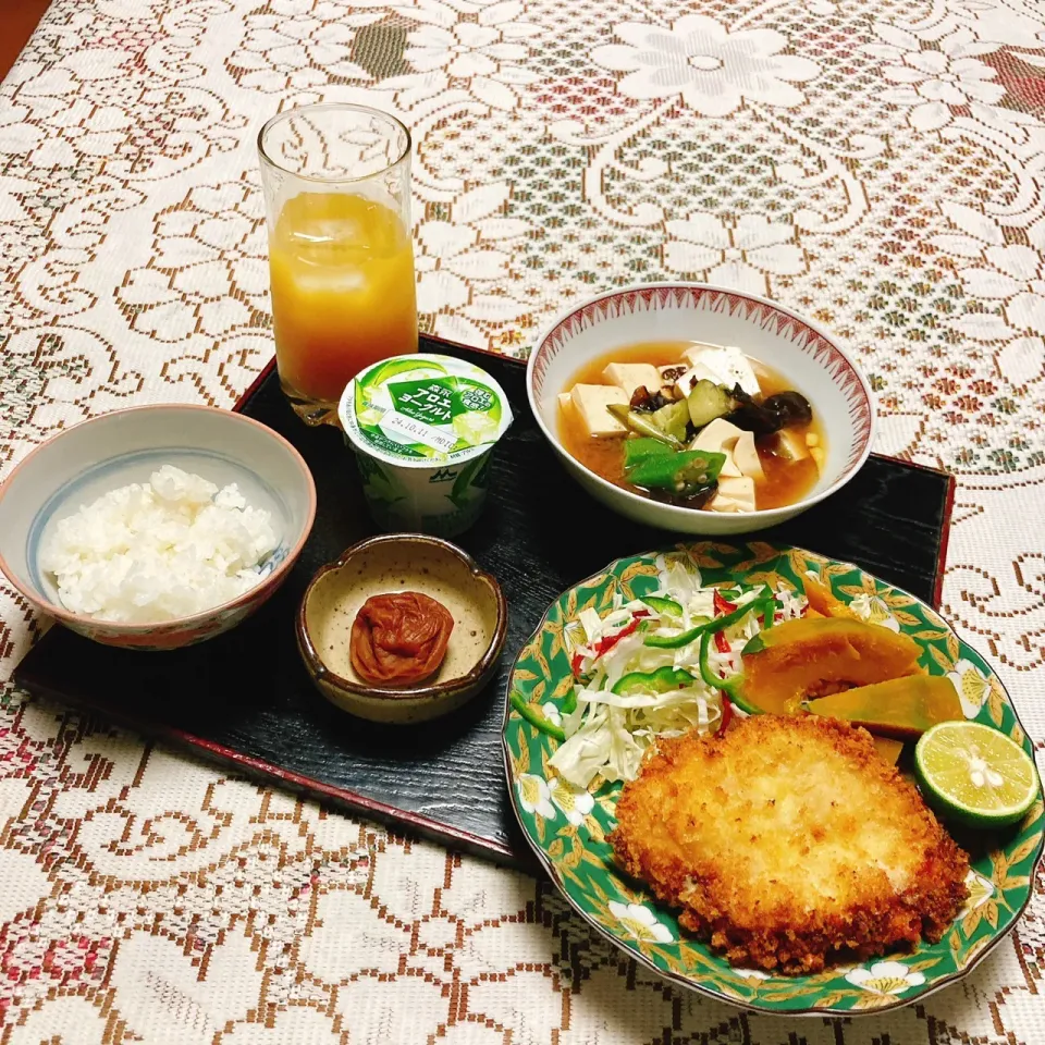 grandmaの晩ごはん☆ 今夜はハムカツのアレンジ❣️
鶏ハムの間にチーズを挟んでカツに…
結構美味しい頂きます|kaoriさん