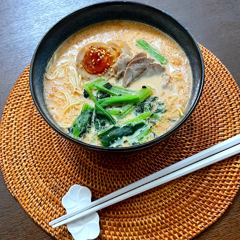 Snapdishの料理写真:豚骨醤油でミルクラーメン🍜|まぁちゃんさん