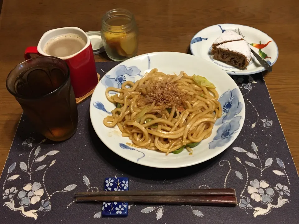 焼きうどん、沢庵、ホットコーヒー、麦茶、バナナのせチョコケーキ(昼飯)|enarinさん