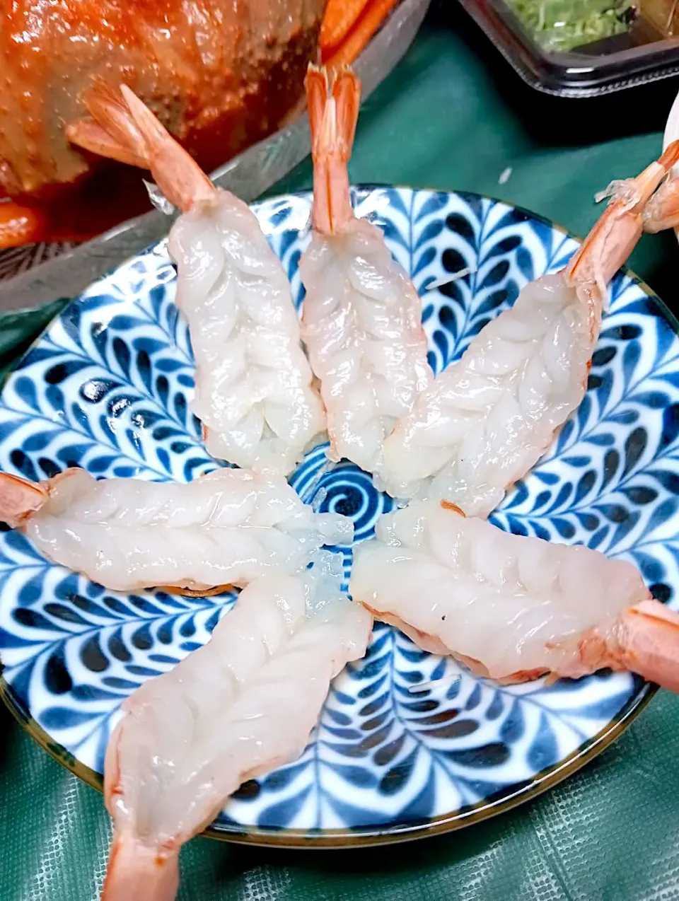 半額190円 赤エビ🦐刺 皿に盛り変えたから一応手料理😅|🐈⸒⸒⸒⸒つるのダンス🐈🐾さん