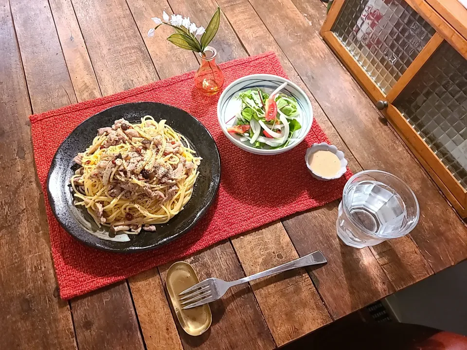 きのこの和風ペペロンチーノとベビーリーフのサラダ|KEITAさん