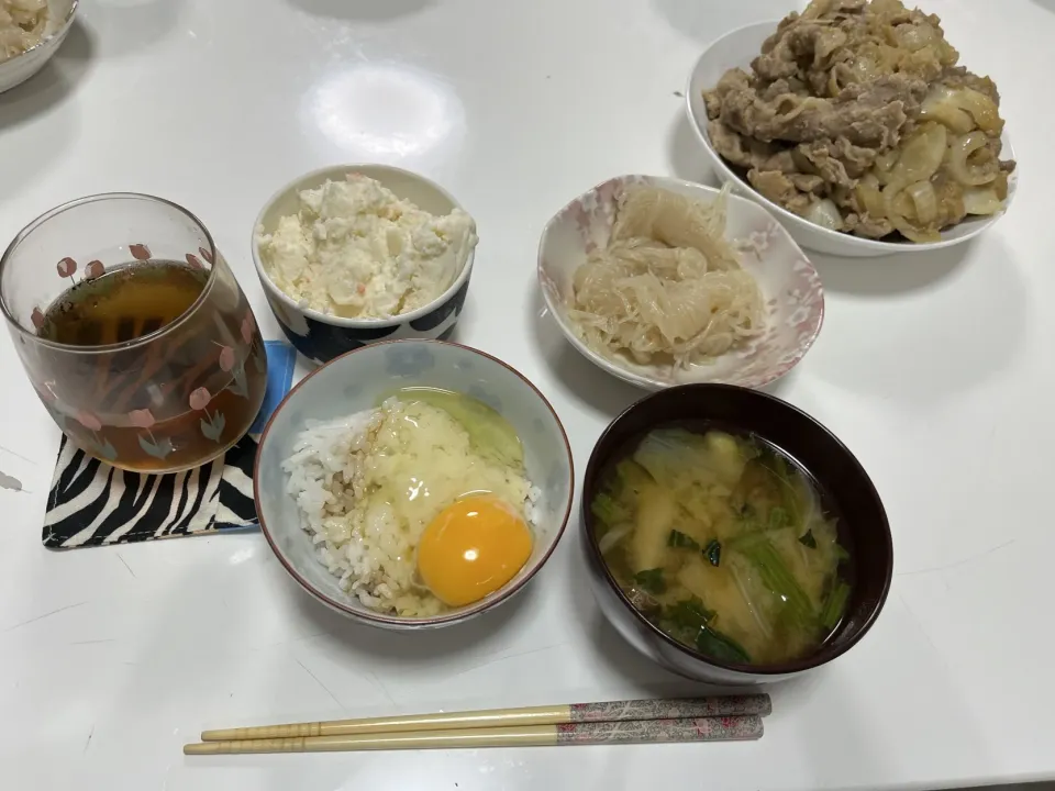 晩御飯☆卵かけご飯☆ポテサラ（業務・ラムー）☆豚の生姜焼き☆結び蒟蒻の煮物☆みそ汁（白菜・しめじ・ほうれん草）|Saharaさん