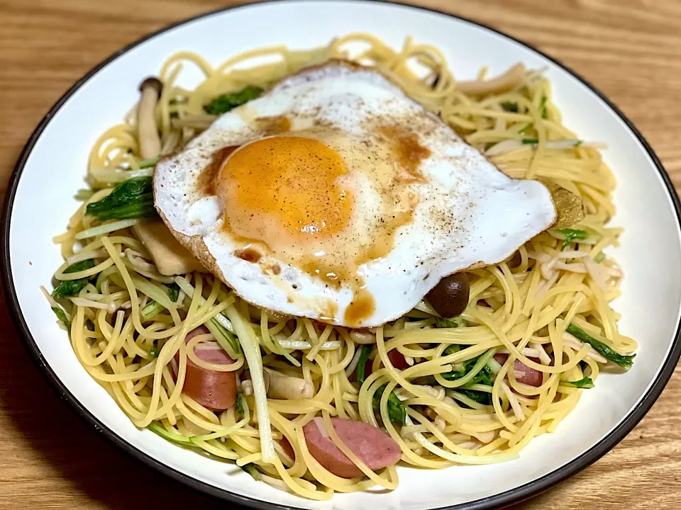 ☆目玉焼きのせウィンナーときのこのバター醤油パスタ|まぁたんさん