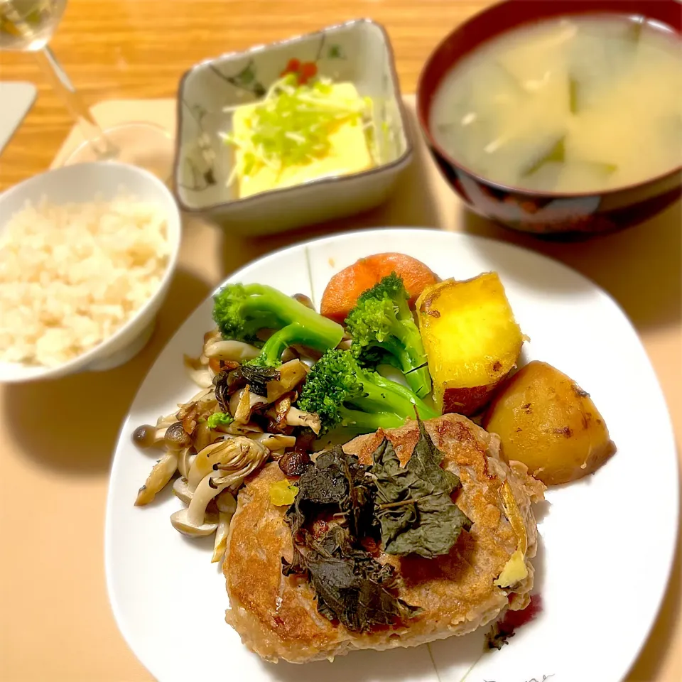 Snapdishの料理写真:2024/10/03 つくねハンバーグ&野菜きのこグリル、豆苗のせたまご豆腐|kykyさん