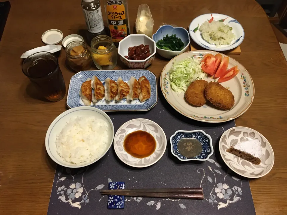 ご飯、豆ご飯、焼き餃子＋餃子のタレ2種、コロッケ、トマト、千切りキャベツ、小松菜のお浸し、煮豆、沢庵2種、麦茶、チョコケーキ(夕飯)|enarinさん