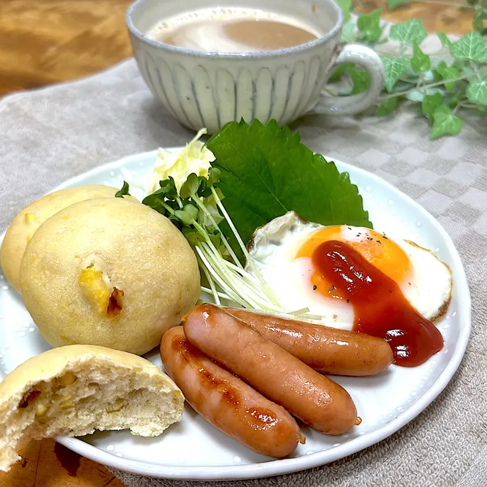 目玉焼きとウインナー|くまちゃんさん