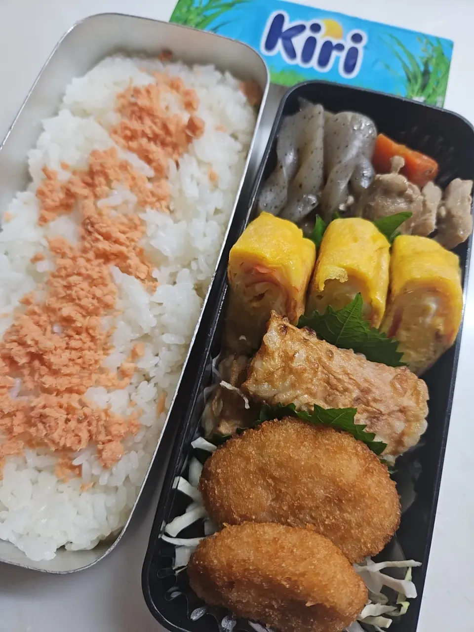 ☆高校生弁当☆鮭ごはん、筑前煮、カニカマ卵焼き、竹輪天ぷら、キャベツ、海老カツ、スティックキリ|ｼｮｺﾗさん