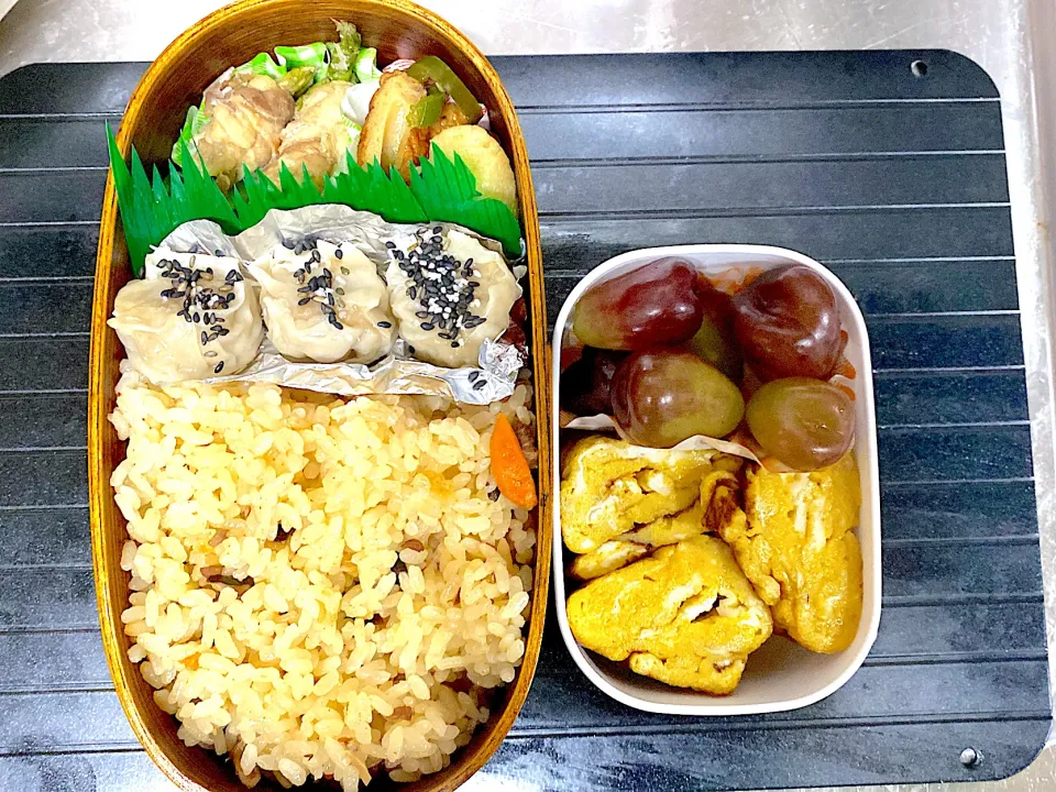 Snapdishの料理写真:前日の夜18時31分に来た中学校からのメールで『明日は給食ないのでお弁当』と見て、慌てて作った有り合わせ弁当。マイハートという超高級シャインマスカットがあって良かった。。。|りえはるさん