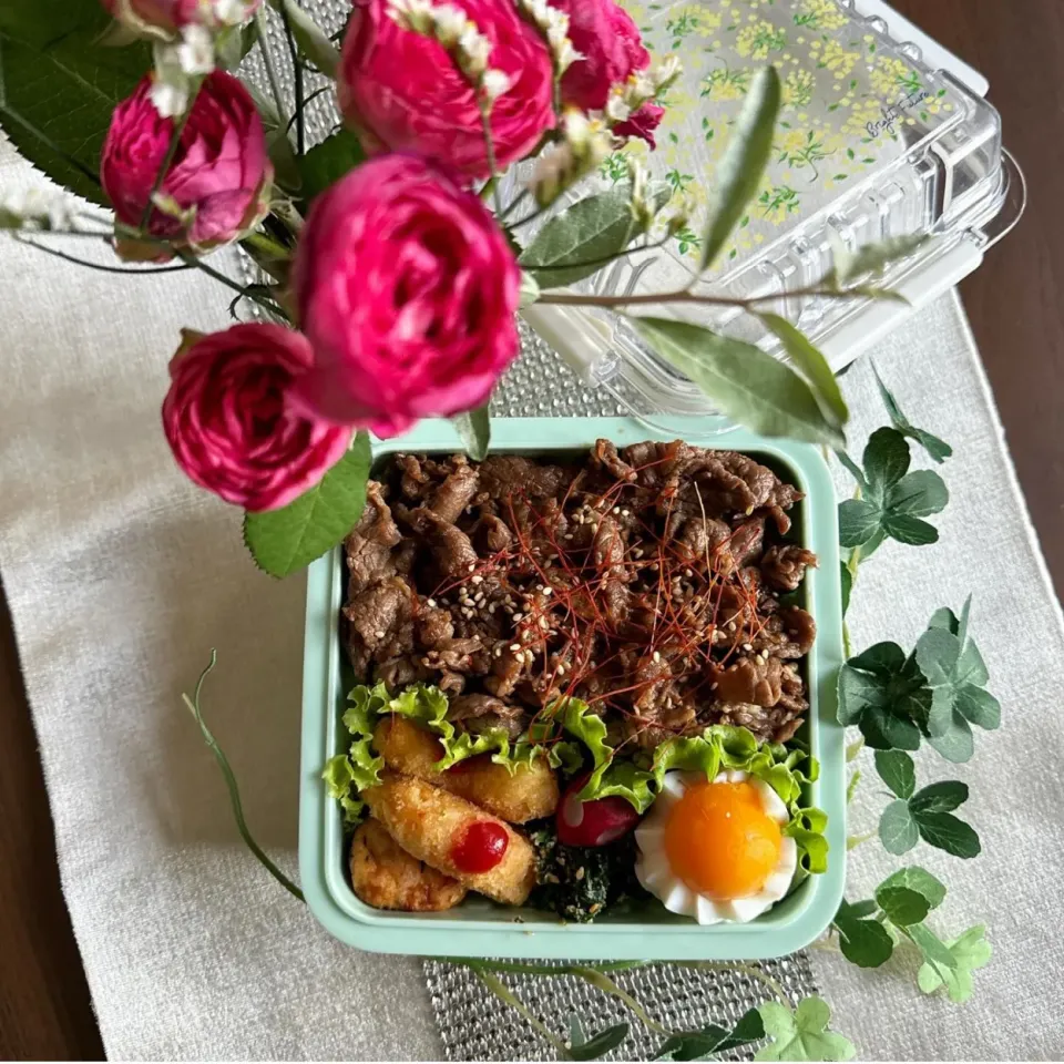 10/4❤︎主人の焼肉丼弁当🌱

＊焼肉丼
＊半熟たまご
＊えびフライ🦞
＊ えびとひじきのふんわり揚げ
＊ほうれん草の胡麻和え|Makinsさん