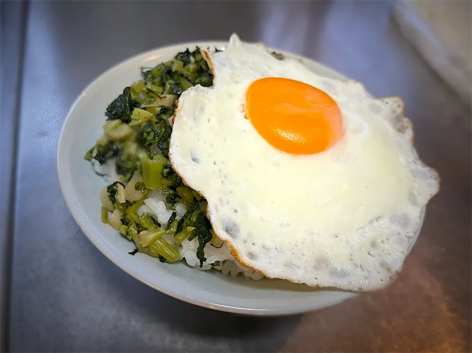 朝ごはん　大根菜炒めと目玉焼きのせ|なかちゃんたまごさん