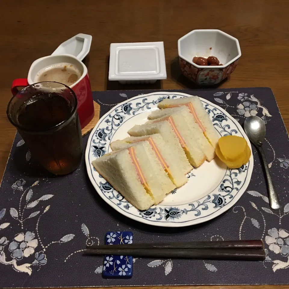 サンドイッチ、沢庵、煮豆、納豆、ホットコーヒー、麦茶(朝ご飯)|enarinさん